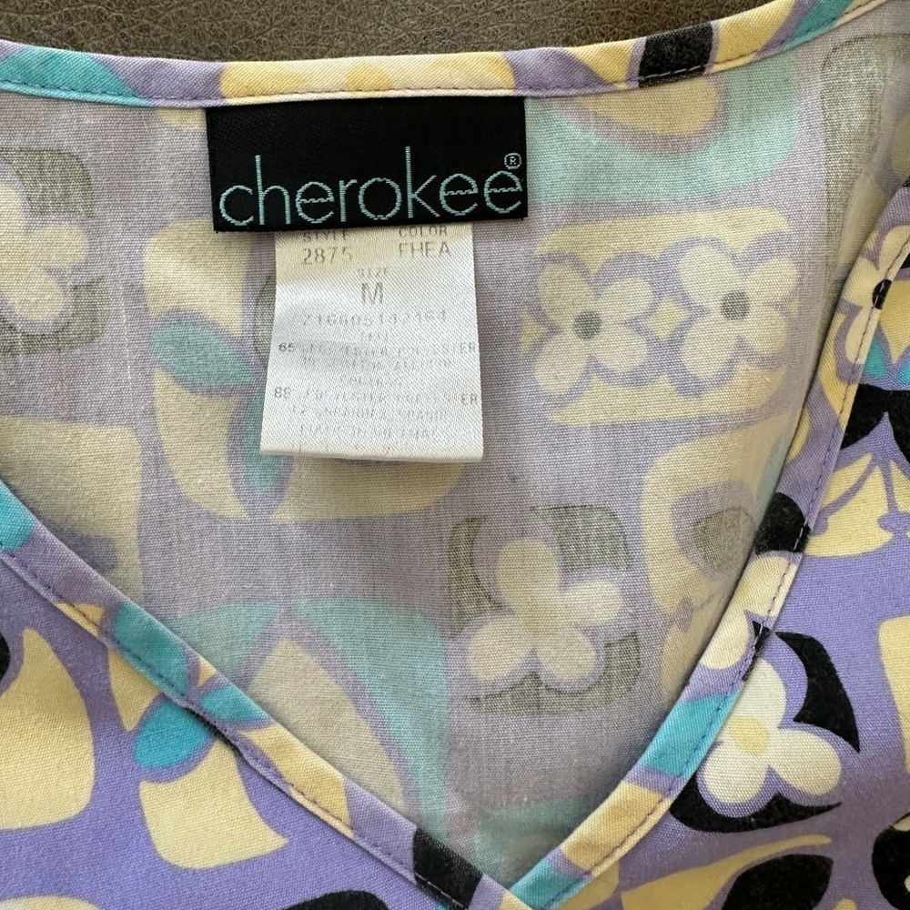 Cherokee scrub top - Picture 2 of 3